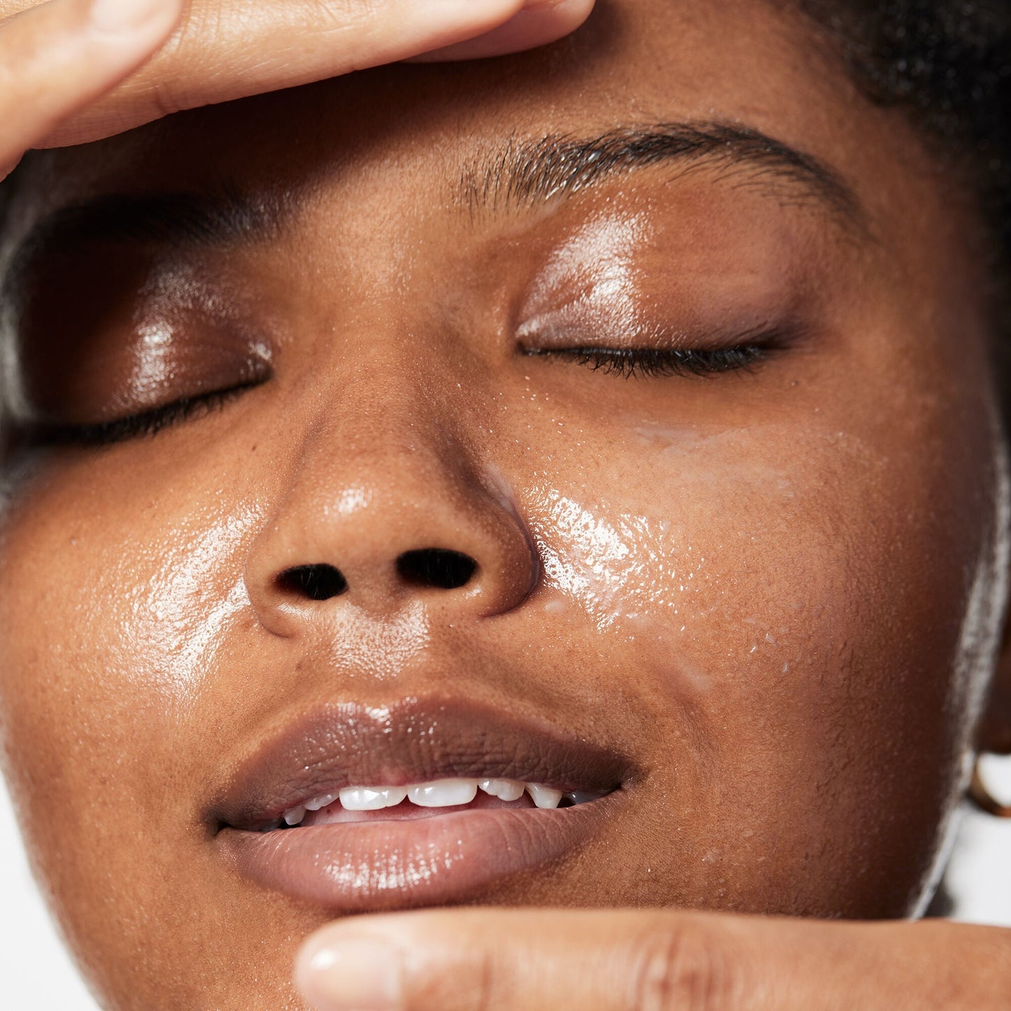 holy-hydration-makeup-melting-cleansing-balm-g1 040822_Model_HH-Cleansingbalm_044_RT2-V1_IGF_6a40ae53-ccc2-4a83-9d08-7c99f2dc2b4b.jpg