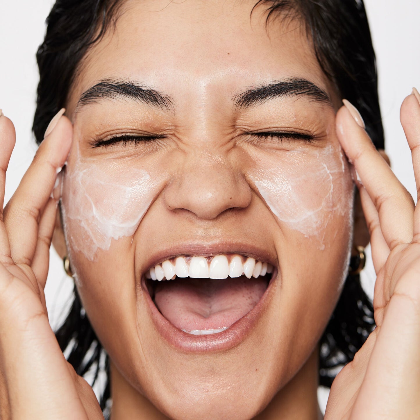 pure-skin-moisturizer-z4 040822_Model_Pure-Moisturizer_200_RT2-V1_RGB040822_Model_Pure-Moisturizer_200_RT2-V1_V1_IGF.jpg