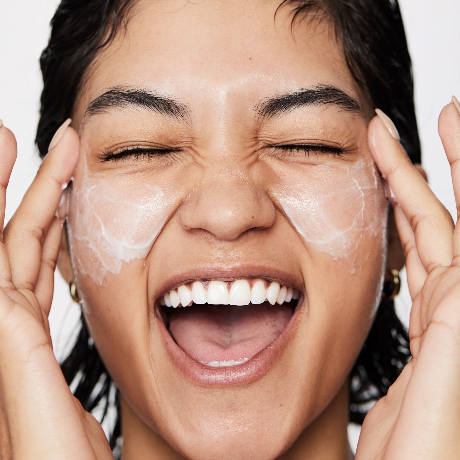 pure-skin-moisturizer-z4 040822_Model_Pure-Moisturizer_200_RT2-V1_RGB040822_Model_Pure-Moisturizer_200_RT2-V1_V1_IGF.jpg