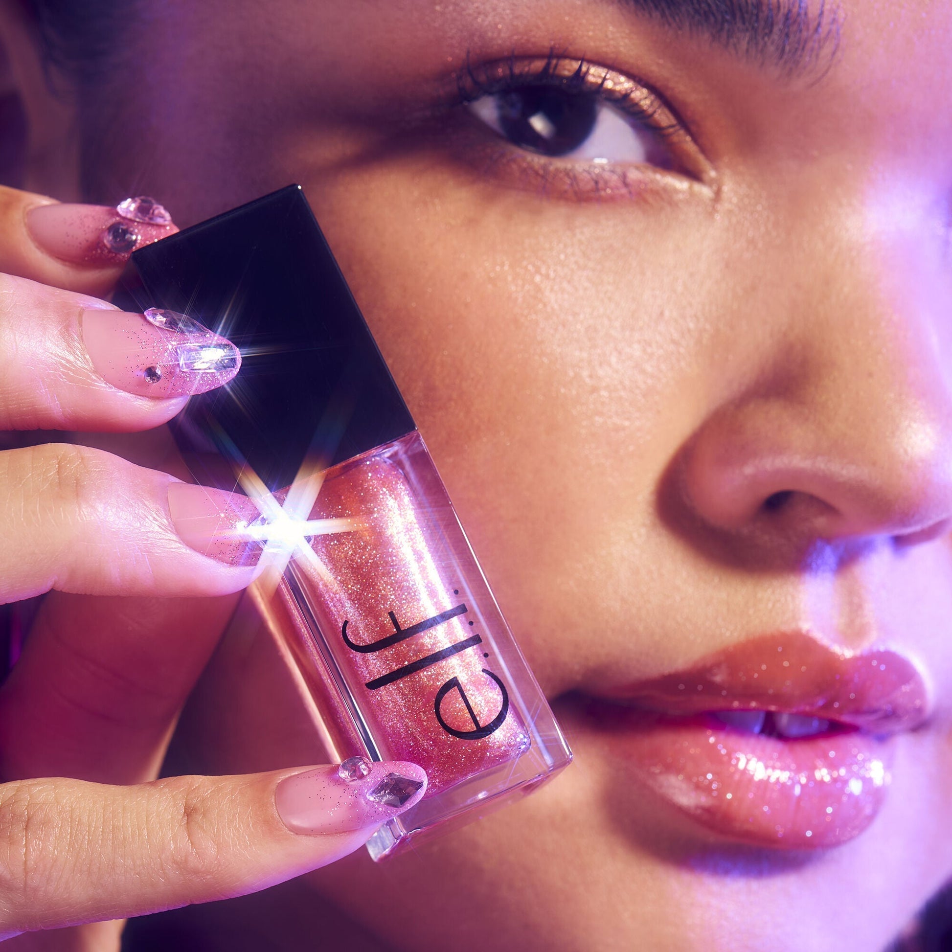 glow-reviver-plumping-lip-oil-a5 072225_Breanna_LipPlump_0391_2000x2000_0613e084-a418-44f9-b40d-c461b7a4b6db.jpg