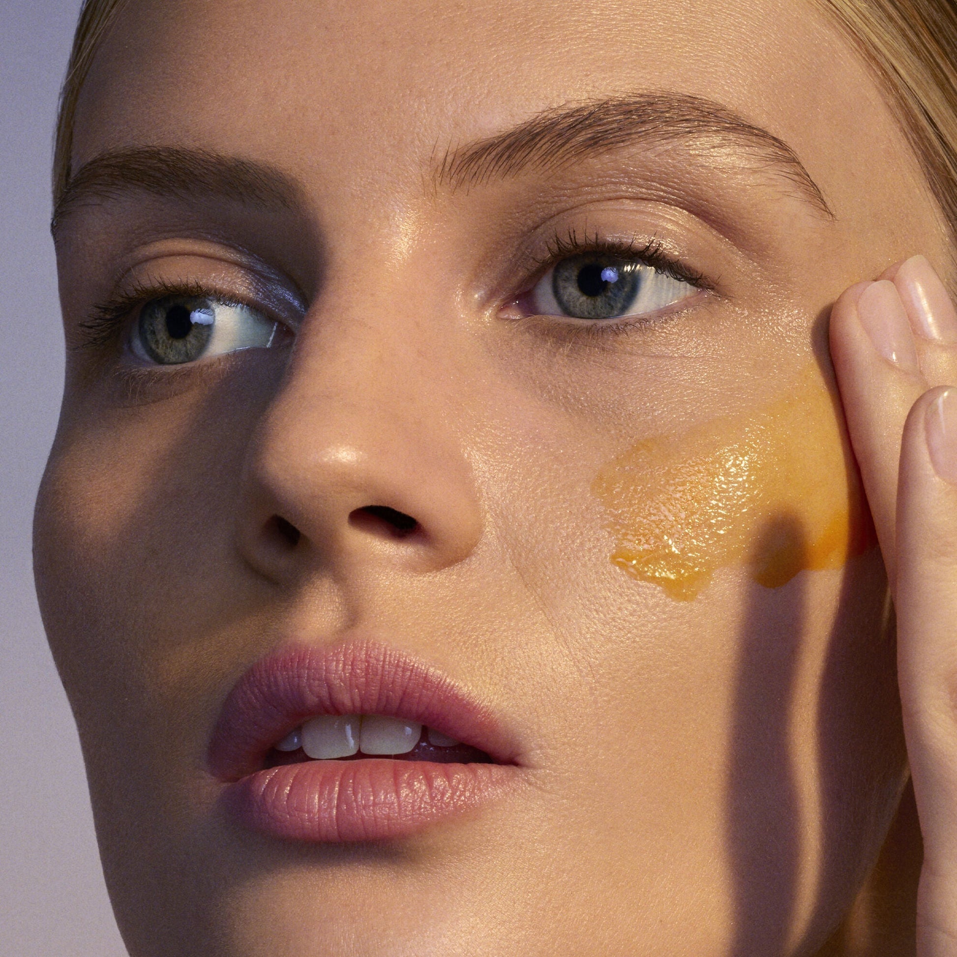 youth-boosting-advanced-night-retinoid-serum-regular-l5 080222_Florence_ANR_0403_IGF_V2.jpg