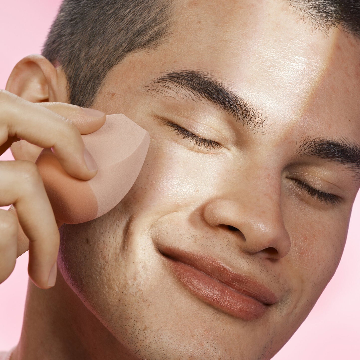 halo-glow-angled-silicone-face-sponge-y1 102124_HGST_Alfredo_Application_0134_v2_RGB_IGF.jpg
