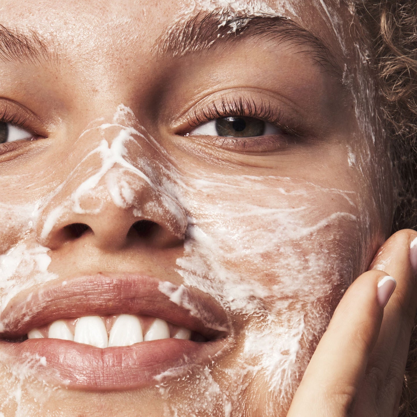 blemish-breakthrough-acne-clarifying-cleanser-q9 121321_Marley-Acne-Regimen_0117_FINAL_IGF.jpg