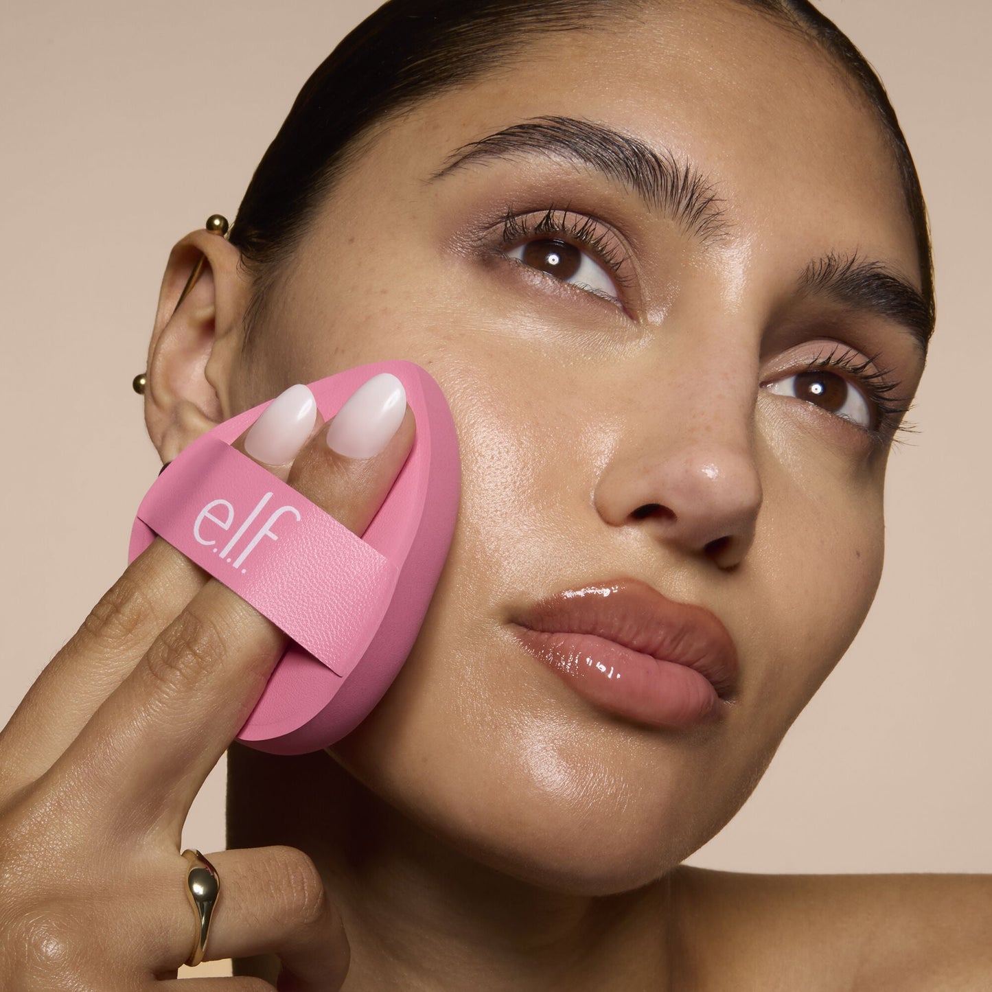 pillow-puff-foundation-sponge-p6 81838_MOM_PILLOW_PUFF_FOUNDATION_SPONGE_TOOL_SHOT_SONALI_0126_V2.jpg