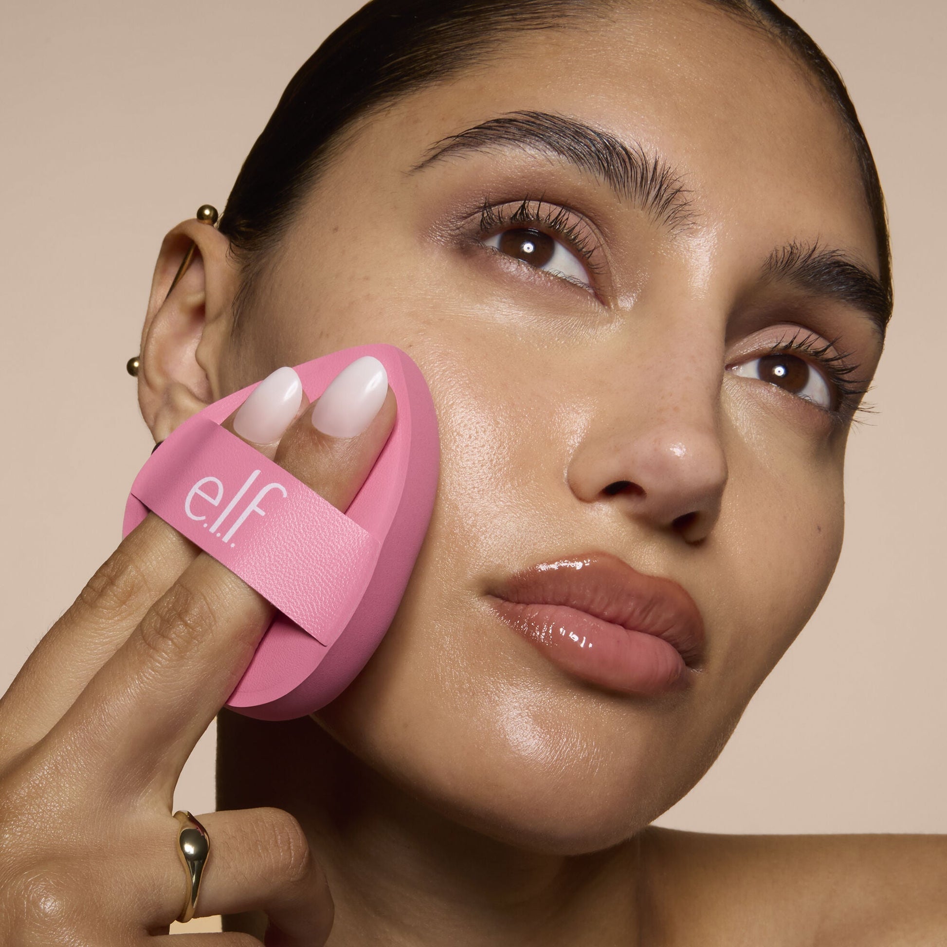 pillow-puff-foundation-sponge-p6 81838_MOM_PILLOW_PUFF_FOUNDATION_SPONGE_TOOL_SHOT_SONALI_0126_V2.jpg