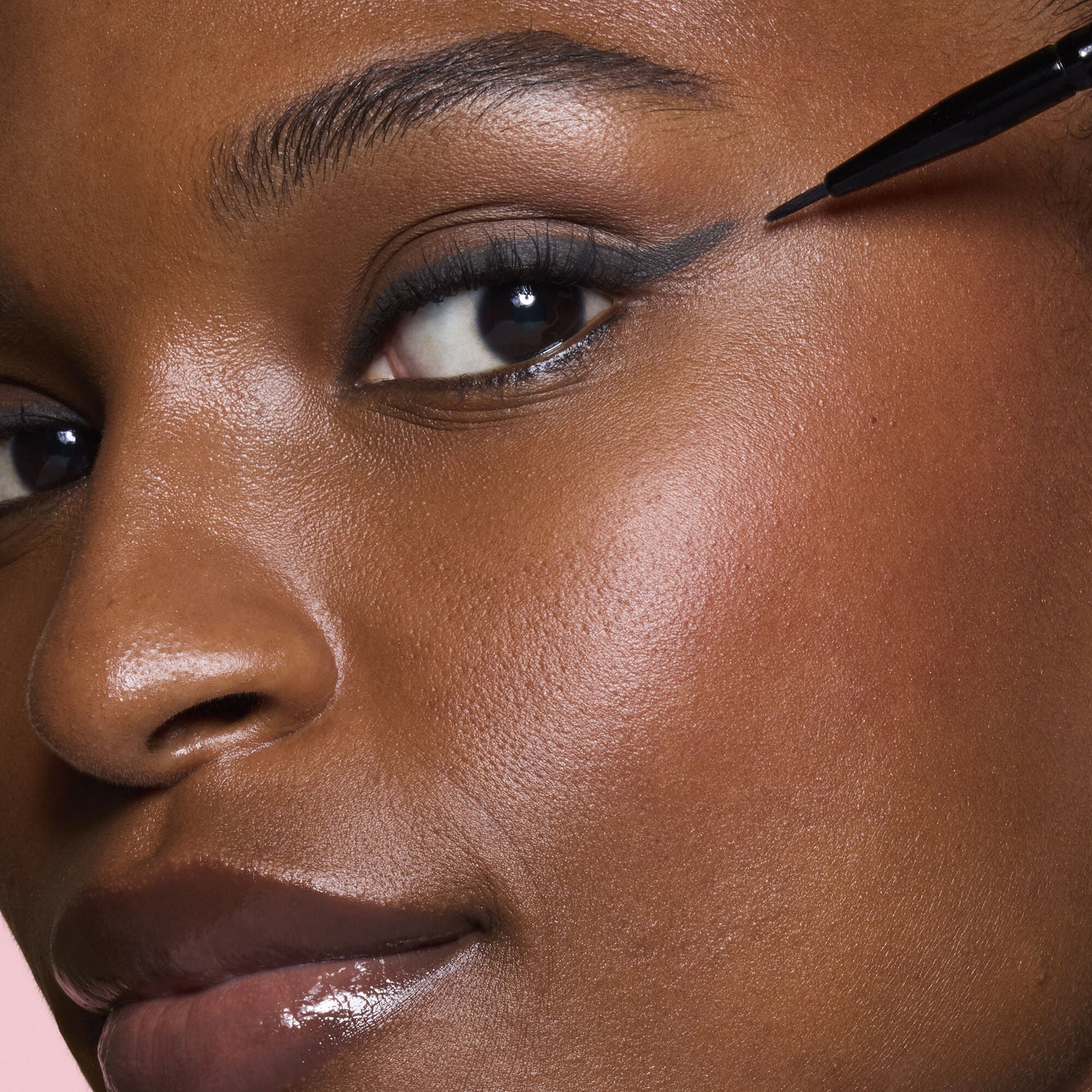 ultra-fine-eyeliner-brush-w6 81915_ULTRA_FINE_EYELINER_BRUSH_TOOL_SHOT_MOM_TSHECA_0120_v2.jpg