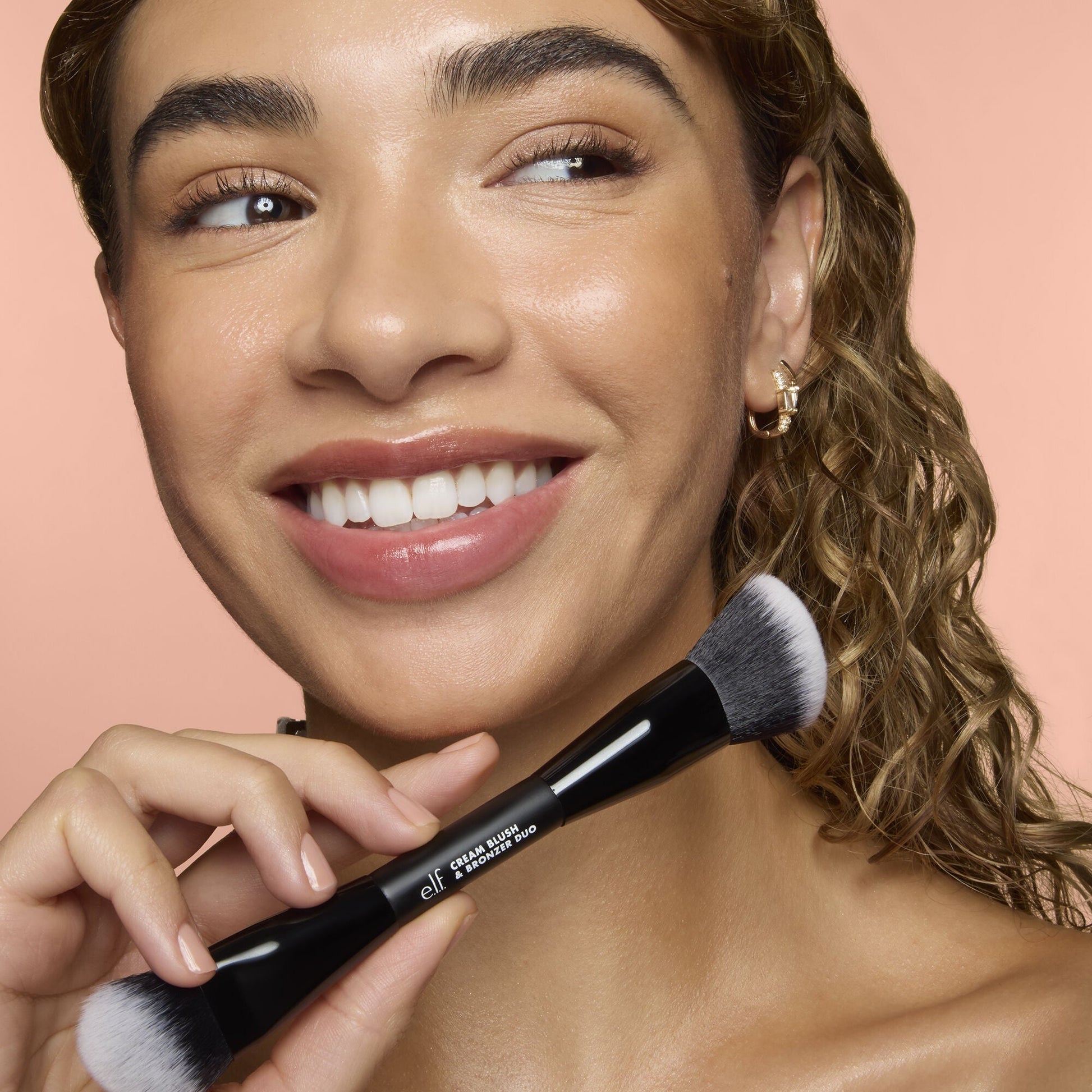 cream-blush-and-bronzer-duo-brush-z6 83857_CREAM_BLUSH_BRONZER_DUO_BRUSH_Q4_Alyssa_0103_V3_7510f340-cab5-4e94-b40f-1ad3f84fd183.jpg