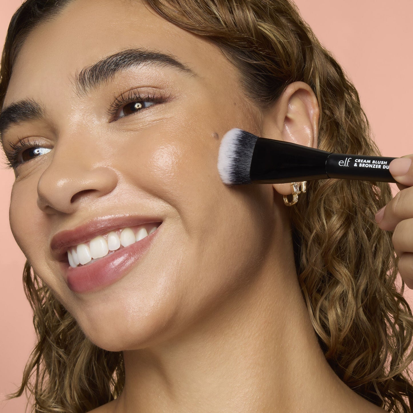 cream-blush-and-bronzer-duo-brush-z6 83857_CREAM_BLUSH_BRONZER_DUO_BRUSH_Q4_Alyssa_0173_V4_388aa08a-f9a4-4160-ae36-d9cdde1f6141.jpg