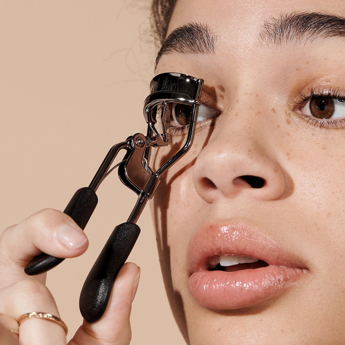 pro-eyelash-curler-i0 84067_ProEyelashCurler_Model.jpg