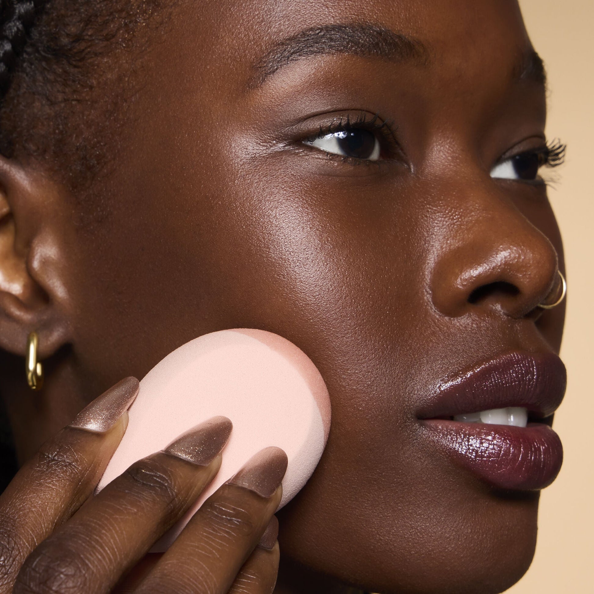 halo-glow-angled-silicone-face-sponge-y1 84235_HALO_GLOW_ANGLED_SILICONE_FACE_SPONGE_BILLIE_0078_V3.jpg