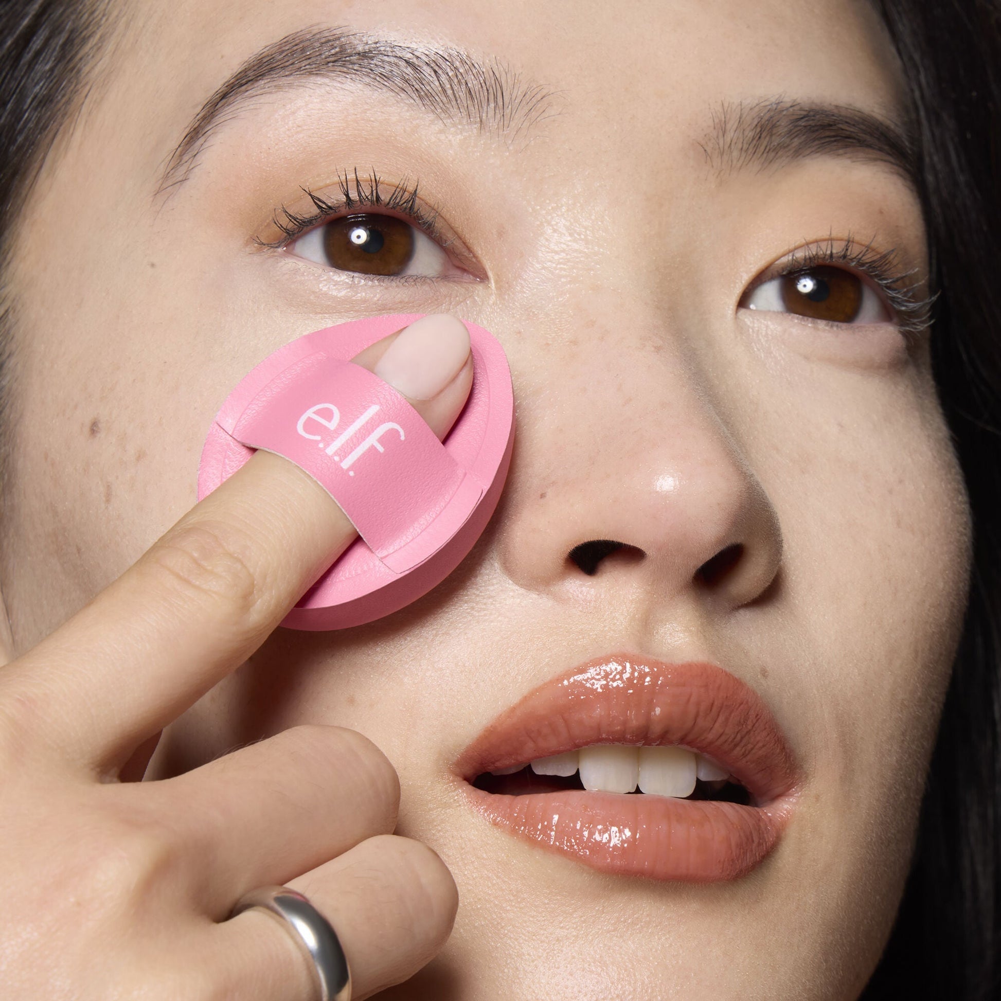 pillow-puff-concealer-sponge-u8 85120_MOM_PILLOW_PUFF_CONCEALER_SPONGE_TOOL_SHOT_SAKURA_V1_0095_V3.jpg